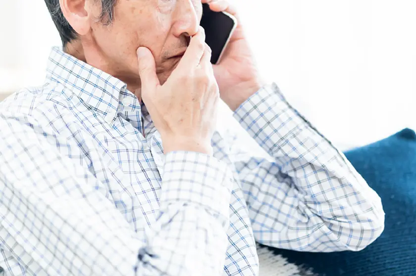 電話で連絡をする写真