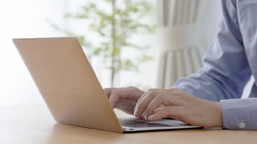 PCを触るイメージ写真