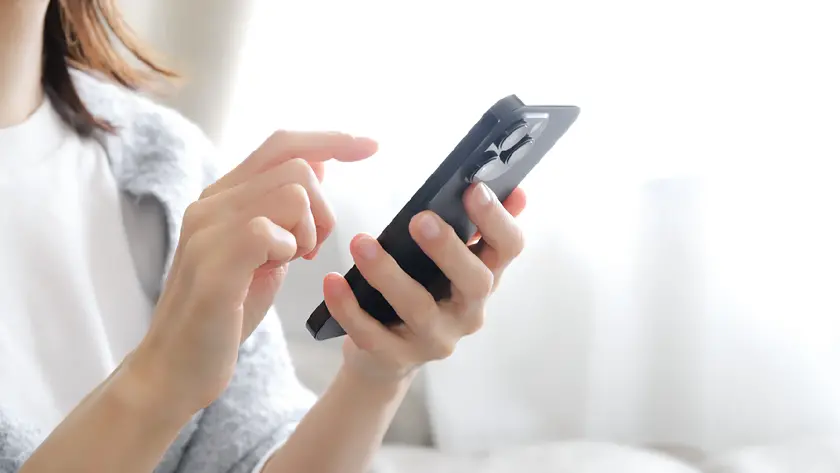 スマホを操作するイメージ写真