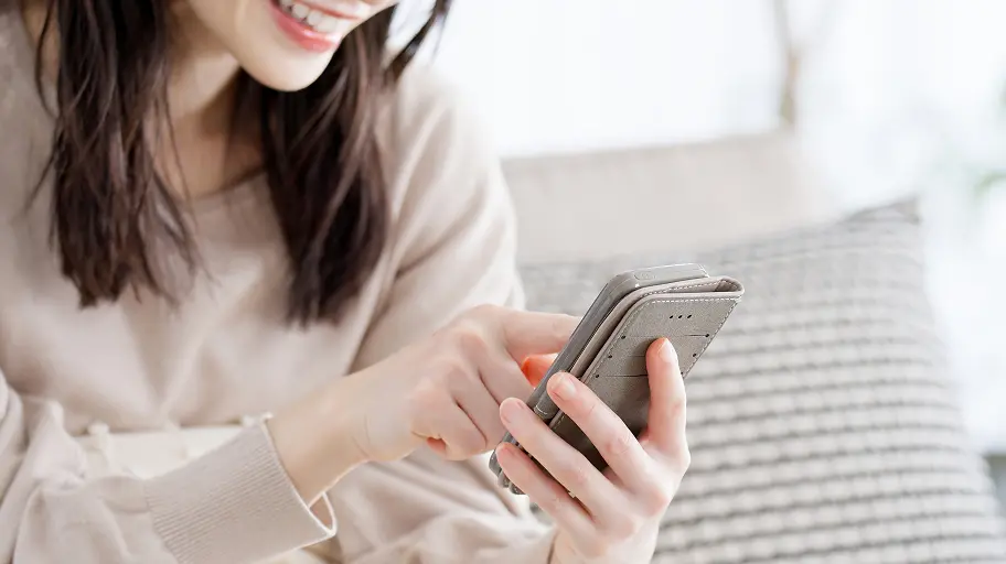 電気料金をチェックしている写真