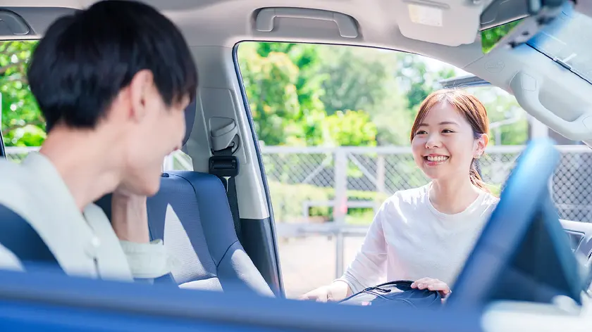 レンタカーに乗るイメージ写真