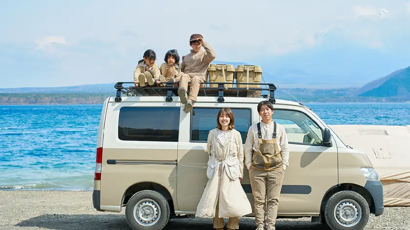 キャンピングカーに乗るイメージ写真