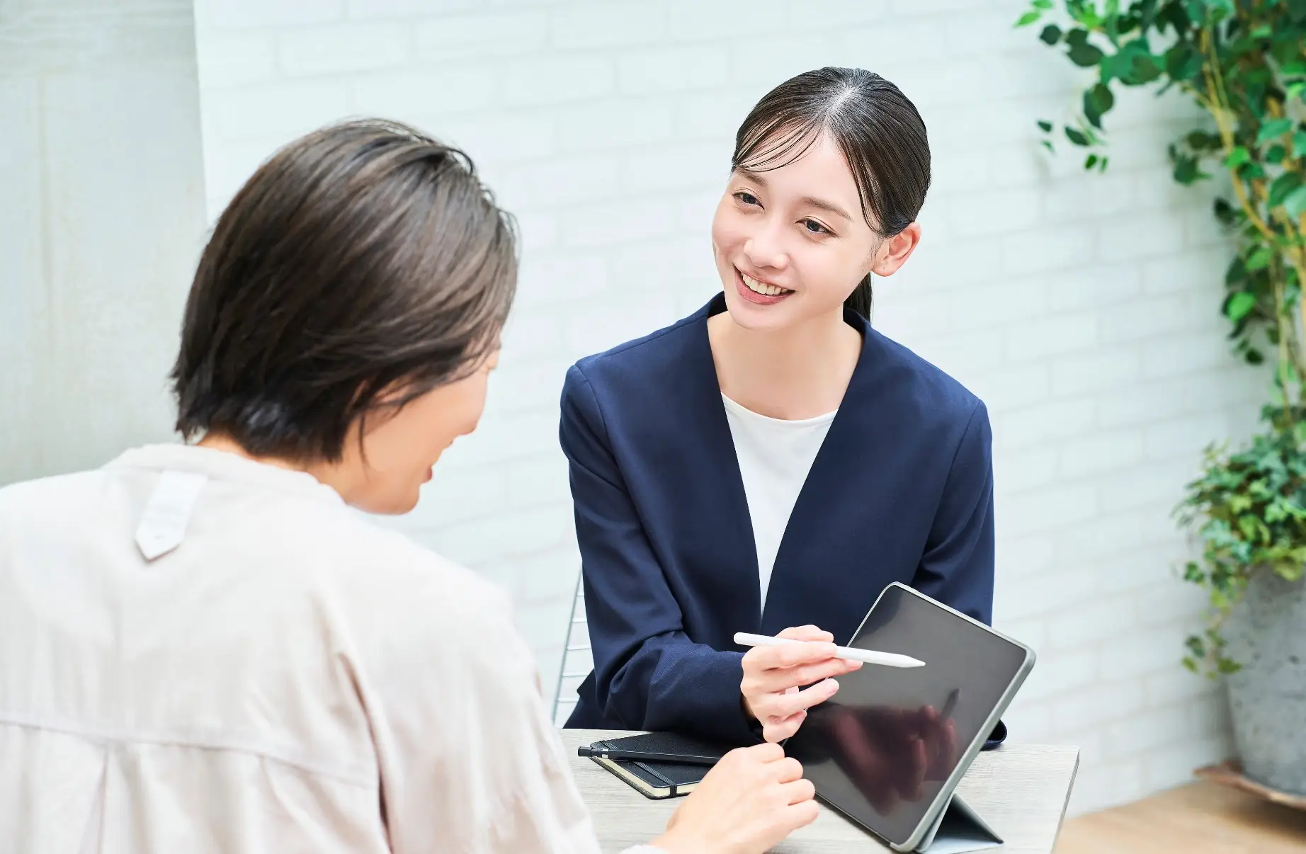 管理担当者がお客様と話すイメージ写真